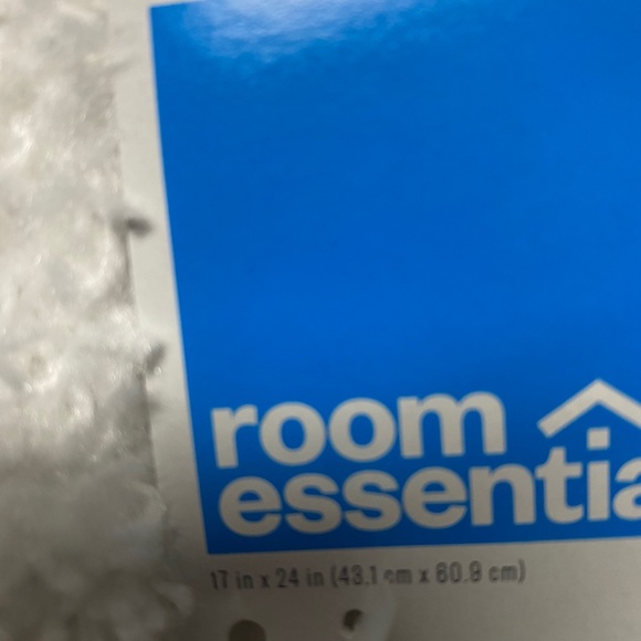 Brand new white bath mat rug size 17in X 24in - Picture 2 of 3